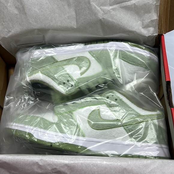 NIB - The Nike Dunk Low Fleece Honeydew - Picture 5 of 9